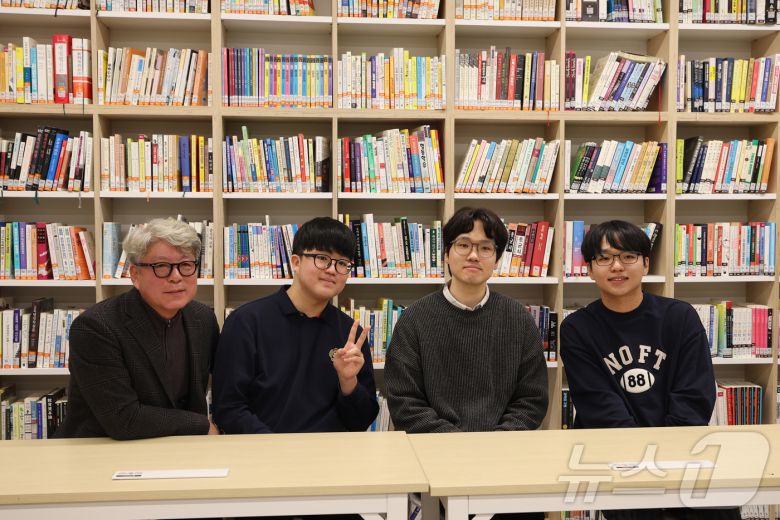 2026학년도 대학수학능력시험 만점을 받은 왕정건(18·왼쪽 두 번째)군이 5일 오전 서울 광진구 광남고등학교에서 기념사진을 찍고 있다. 왼쪽부터 최재일 광남고등학교 교장, 고무성 담임선생님, 서장협 전년도 수능 만점자. (공동취재) 2025.12.5/뉴스1 ⓒ News1 오대일 기자