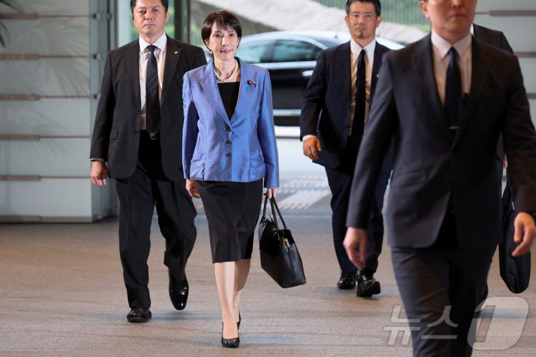 하마노의 가죽 가방을 든 다카이치 사나에 일본 총리. 2025.10.21. ⓒ 로이터=뉴스1 ⓒ News1 이지예 객원기자