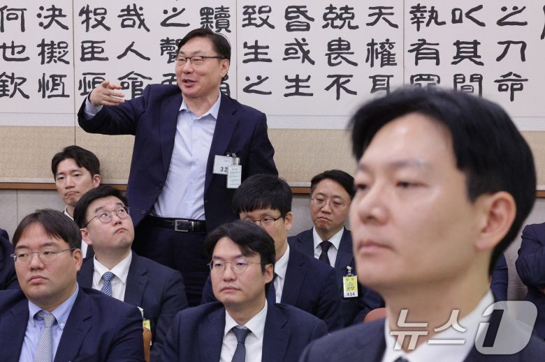 이화영 전 경기도 평화부지사가 지난 10월 23일 서울 여의도 국회 법제사법위원회에서 열린 서울고등검찰청·서울중앙지방검찰청 등에 대한 국정감사에서 자신의 대북 송금 사건을 수사했던 박상용 법무연수원 교수의 답변 도중 발언권을 요청하고 있다. 2025.10.23/뉴스1 ⓒ News1 신웅수 기자