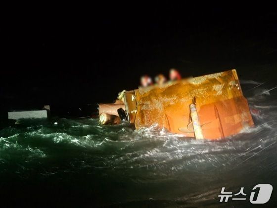 태안 천리포 인근 해역에서 전복된 어선에서 구조를 기다리는 선원들 모습.(태안해경 제공. 재판매 및 DB금지)/뉴스1