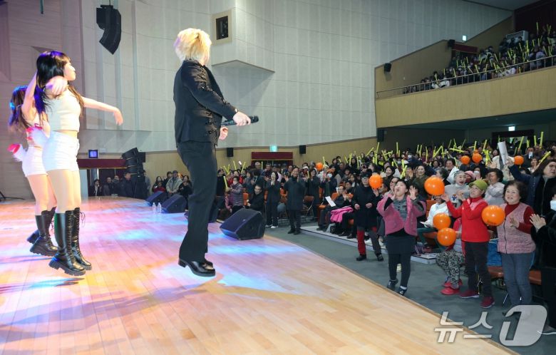 충북 괴산군은 지난 4일 밤 괴산문화예술회관에서 송년음악회를 개최했다.(괴산군 제공, 재판매 및 DB금지)/뉴스1