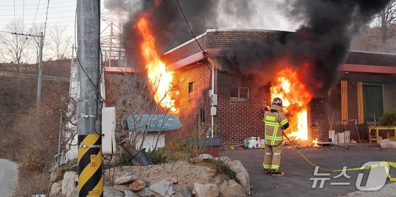 4일 오전 7시 16분쯤 울진군 북면 한 주택에서 불이 나 소방 당국이 진화하고 있다.(경북소방본부 제공. 재판매 및 DB 금지)2025.12.5/뉴스1