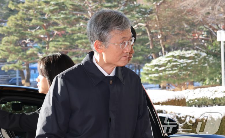 조희대 대법원장이 5일 오전 서울 서초구 대법원으로 출근하고 있다. 2025.12.5/뉴스1 ⓒ News1 장수영 기자