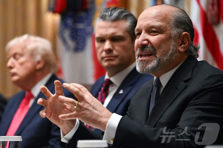 하워드 러트닉 미국 상무부 장관이 백악관에서 열린 각료회의에서 발언하고 있다.  맨 왼쪽. ⓒ AFP=뉴스1 ⓒ News1 류정민 특파원