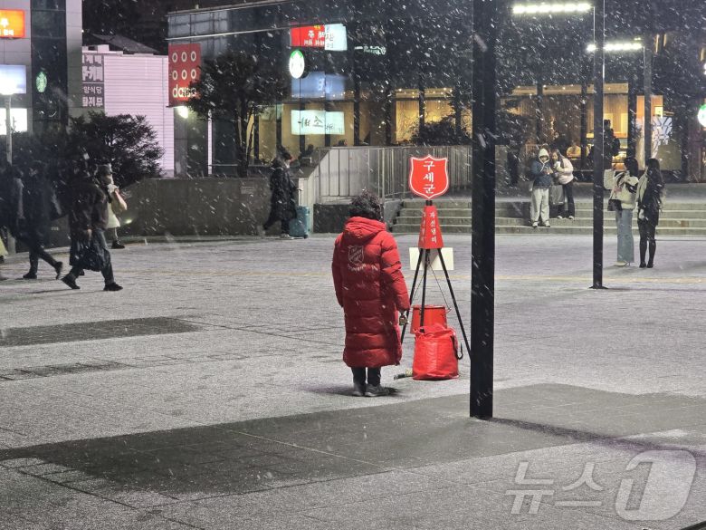 4일 서울 중구 서울역 광장에 올겨울 들어 첫 눈이 내리고 있다. 2025.12.4/뉴스1 ⓒ News1 황덕현 기후환경전문기자
