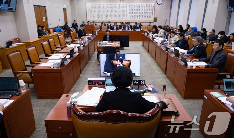 추미애 국회 법제사법위원장이 3일 서울 여의도 국회에서 열린 제429회 국회(정기회) 법제사법위원회 제16차 전체회의에서 내란재판부 설치법 통과를 알리고 있다. 2025.12.3/뉴스1 ⓒ News1 유승관 기자