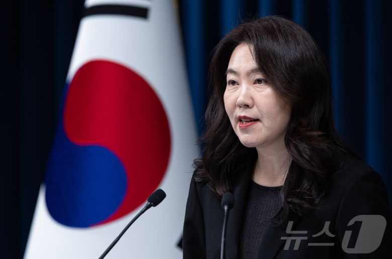 강유정 대통령실 대변인이 5일 서울 용산 대통령실 청사에서 대통령 손목시계 및 정부부처 업무보고 관련 브리핑을 하고 있다. 2025.12.5/뉴스1 ⓒ News1 이재명 기자