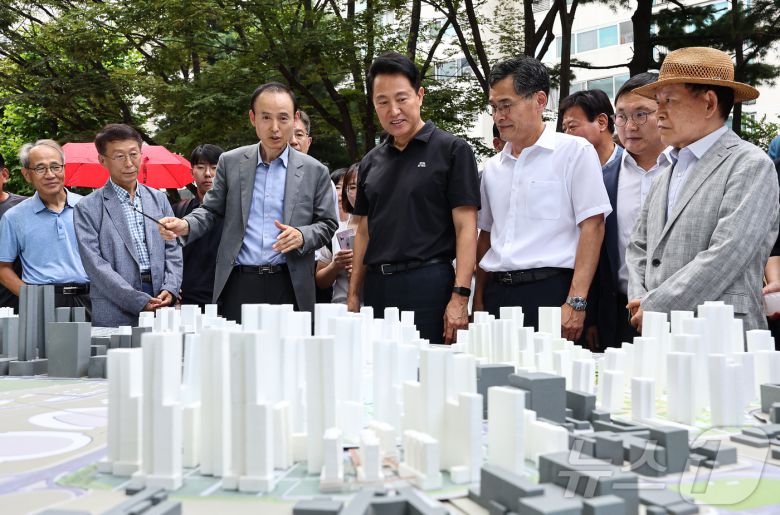 오세훈 서울시장이 30일 서울 양천구 목동6단지를 방문해 재건축사업 현장설명을 듣고 있다. 2025.7.30/뉴스1 ⓒ News1 김도우 기자