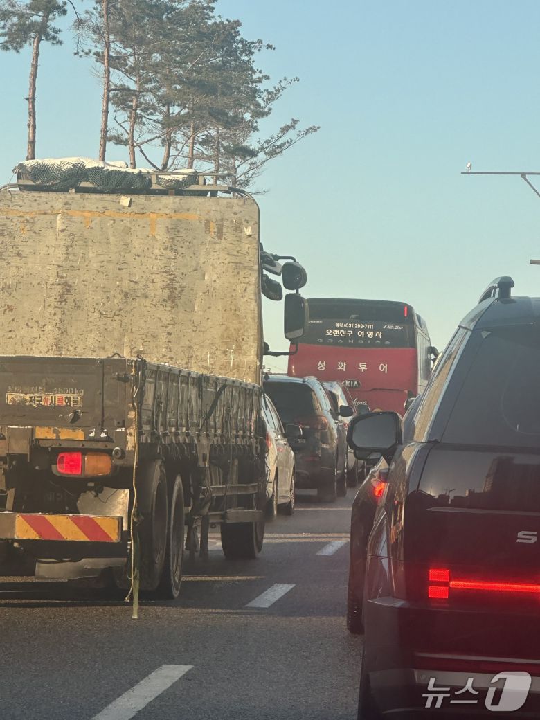 화성 동탄2신도시 목동 일대 도로에서 동탄숲 생태터널 공사로 출근길 차량들이 길게 줄지어 서 있다.