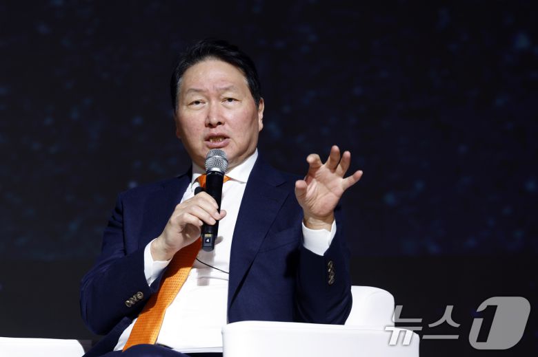 최태원 대한상공회의소 회장이 5일 오후 서울시 중구 세종대로 대한상공회의소 국제회의장에서 'AI 기반의 성장과 혁신'을 주제로 열린 제4회 한국은행-대한상공회의소(BOK-KCCI) 공동세미나에서 이창용 한국은행 총재와 특별대담을 하고 있다. 2025.12.5/뉴스1 ⓒ News1 박정호 기자