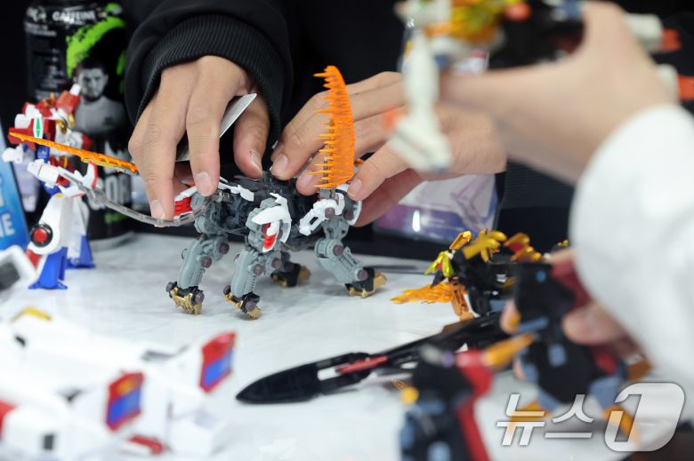 5일 오후 경기도 고양시 일산서구 킨텍스(KINTEX)에서 열린 '애니메이션 X 게임 페스티벌(AGF) 2025'에서 관람객들이 피규어를 살펴보고 있아. 2025.12.5/뉴스1 ⓒ News1 황기선 기자