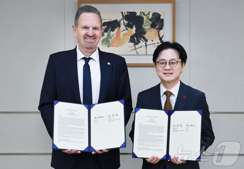 김정관 산업통상자원부 장관이 5일 오전 서울 용산구 대통령실에서 르네 하스 Arm CEO와 한국 반도체·AI 산업 강화를 위한 양해각서 서명식을 가지고 기념 촬영하고 있다. (산업통상자원부 제공. 재판매 및 DB 금지) 2025.12.5/뉴스1