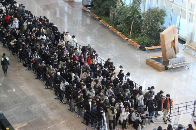 5일 오전 서브컬처 페스티벌 'AGF 2025'가 열리는 일산 킨텍스 제 1전시장에 대기줄이 길게 늘어서 있다. AGF 2025는 12월 5일부터 7일까지 일산 킨텍스에서 열린다.2025.12.5/뉴스1 ⓒ News1 김민재 기자