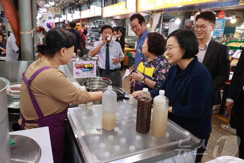 한성숙 중소벤처기업부 장관이 1일 서울 서대문구 독립문 영천시장을 방문해 물건을 구입하고 상인들을 격려하고 있다. (중소벤처기업부 제공. 재판매 및 DB금지) ⓒ News1 DB