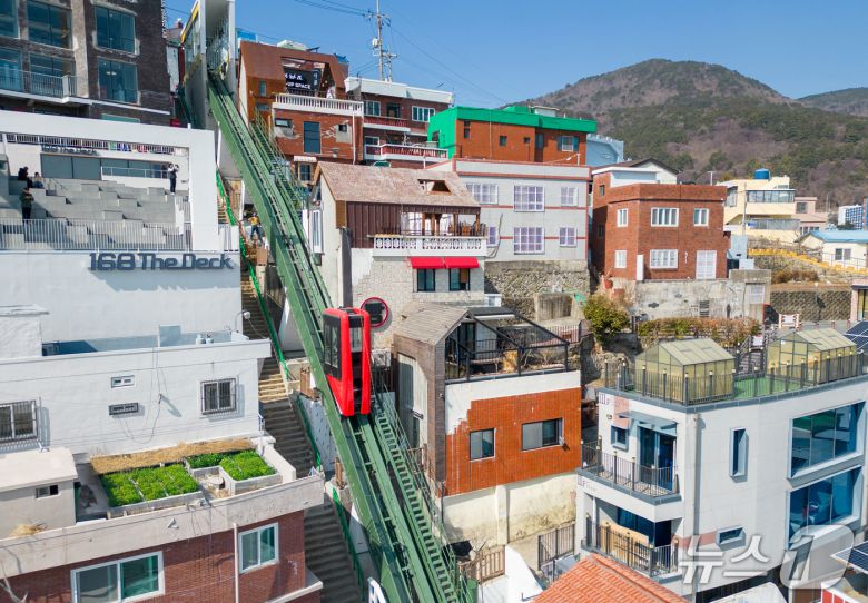 초량168계단 경사형 엘리베이터 (부산 동구 제공. 재판매 및 DB금지)