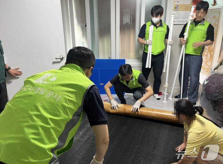 대구도시개발공사 직원들이 취약계층 주거환경 개선사업 일환으로 노후 주택의 장판을 교체하고 있다.(대구도시개발공사 제공, 재판매 및 DB 금지)