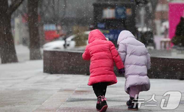 서울 광화문 네거리에 시민들이 눈을 맞으며 이동하고 있다. 2025.2.6/뉴스1 ⓒ News1 허경 기자