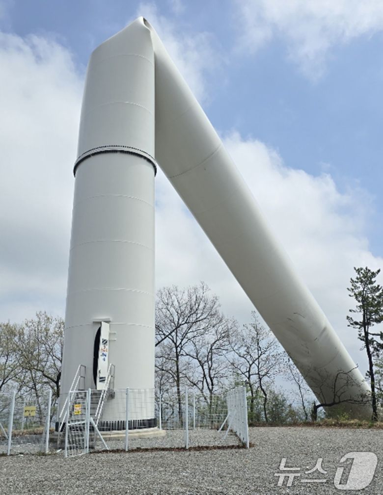 화순군 도암면 우치리 화학산 능선에 세워진 4.7MW 발전기 1대가 전도된 모습.(독자 제공. 재판매 및 DB 금지)