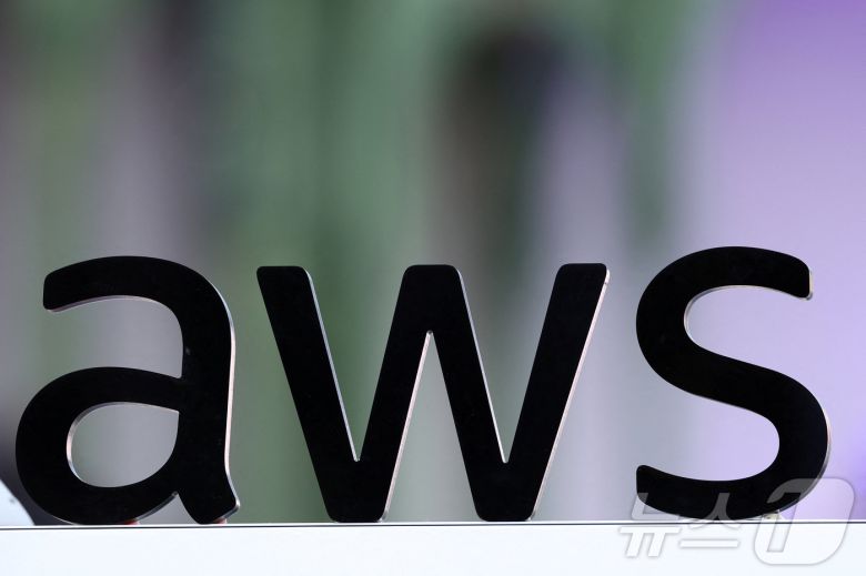 아마존웹서비스 로고. Amazon Web Services (AWS) logo in Paris ⓒ 로이터=뉴스1