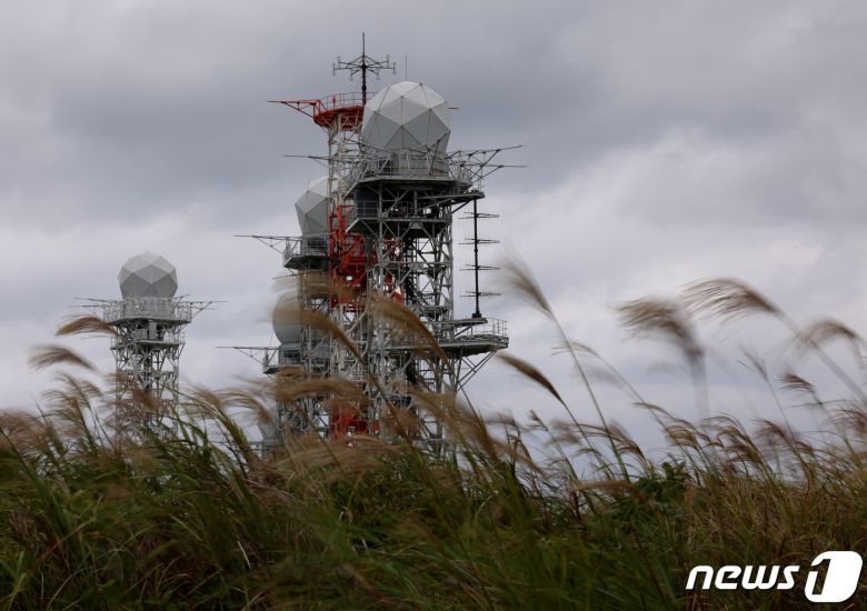 일본 오키나와현(県) 최서단의 요나구니 섬 고지대에 육상자위대 요나구니 기지의 해안 감시 레이더가 세워져 있다. 2023.11.13/ ⓒ 로이터=뉴스1 ⓒ News1 권진영 기자