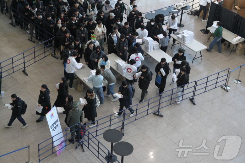 5일 오전 10시 서브컬처 페스티벌 'AGF 2025'가 열리는 일산 킨텍스 제 1전시장에서 대기자들이 입장하고 있다. AGF 2025는 12월 5일부터 7일까지 일산 킨텍스에서 열린다.2025.12.5/뉴스1 ⓒ News1 김민재 기자