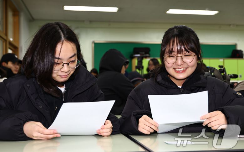 2025학년도 대학수학능력시험 성적표가 배부된 5일 오전 서울 광진구 광남고등학교에서 수능 성적표를 받은 고3 수험생들이 자신의 점수를 확인하고 있다. (공동취재) 2025.12.5/뉴스1 ⓒ News1 오대일 기자