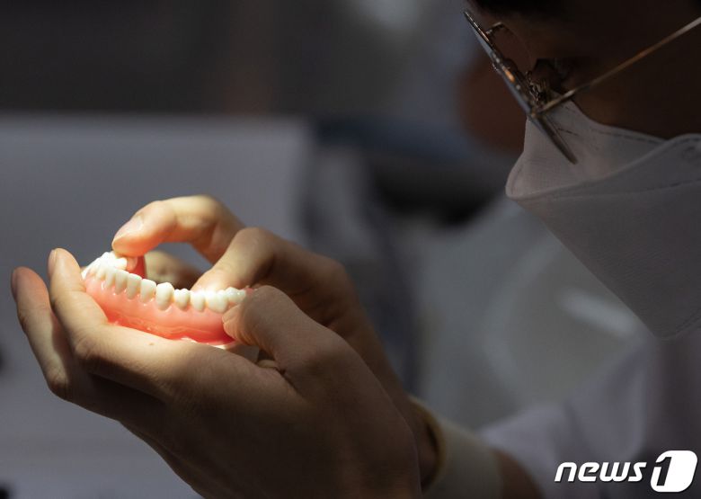 서울의 한 치과대학에서 열린 치과의사 국가 실기시험에서 응시생들이 시험 준비를 하고 있다. (사진은 기사 내용과 무관함)  2021.9.4/뉴스1 ⓒ News1 이재명 기자