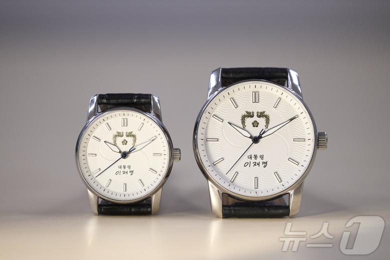 대통령실은 5일 서울 용산 대통령실 청사에서 강유정 대변인 브리핑을 통해 이재명 대통령 기념 손목시계를 공개했다. 사진은 왼쪽은 여성용, 오른쪽은 남성용 이 대통령 기념 손목시계. (대통령실 제공. 재판매 및 DB 금지) ⓒ News1 이재명 기자
