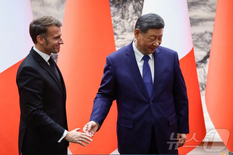 에마뉘엘 마크롱 프랑스 대통령이 4일 중국 베이징 인민대회당에서 시진핑 중국 국가주석과 악수를 나누고 있다. 2025.12.4 ⓒ 로이터=뉴스1 ⓒ News1 강민경 기자