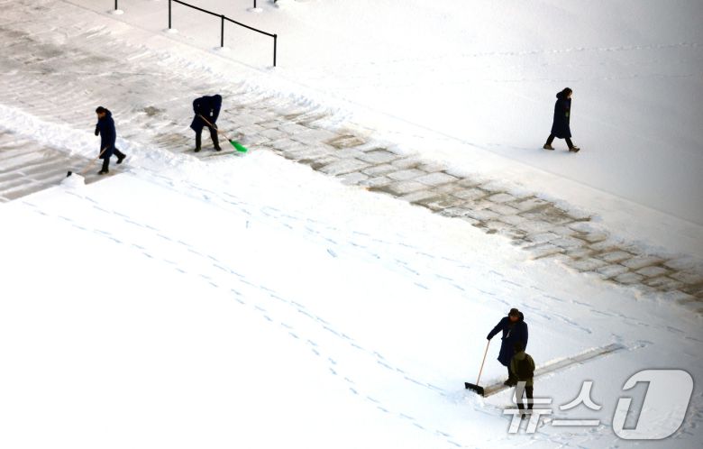 5일 서울 종로구 경복궁에서 관계자들이 밤새 내린 눈을 치우고 있다. 2025.12.5/뉴스1 ⓒ News1 임세영 기자