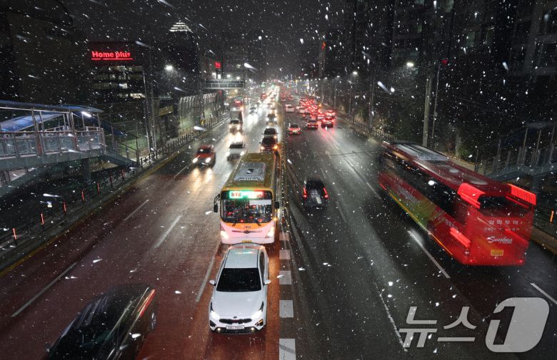 서울 전역을 포함한 수도권에 대설주의보가 내려진 4일 오후 경기 화성시 송화초등학교 인근 경기대로에 많은 눈이 내리고 있다. 2025.12.4/뉴스1 ⓒ News1 김영운 기자