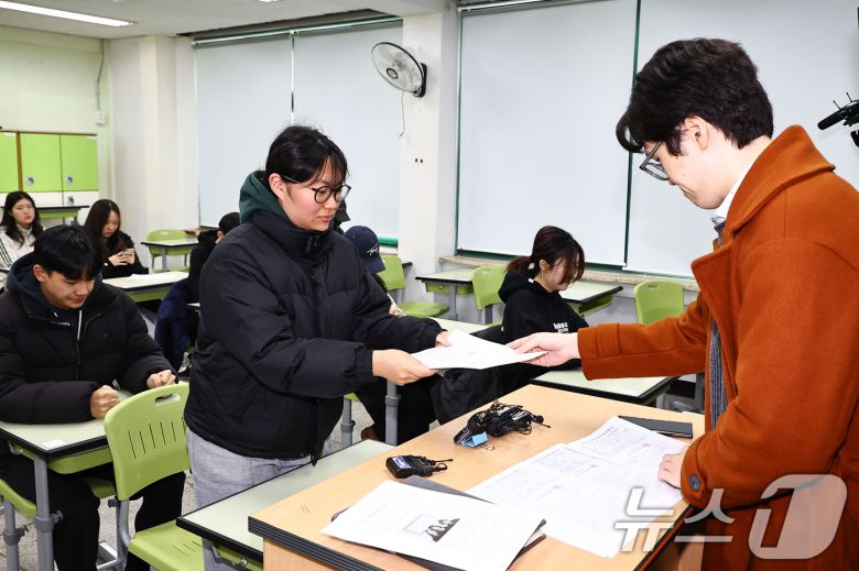 2025학년도 대학수학능력시험 성적표가 배부된 5일 오전 서울 광진구 광남고등학교에서 고3 수험생들이 담임선생님으로부터 수능 성적표를 받고 있다. (공동취재) 2025.12.5/뉴스1 ⓒ News1 오대일 기자