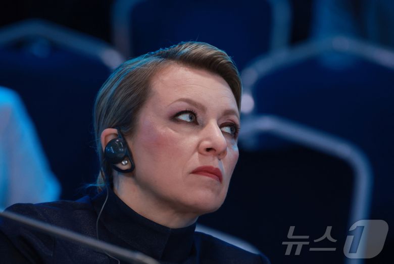 마리야 자하로바 러시아 외무부 대변인이 6월 19일 러시아 상트페테르부루크에서 열린 상트페테르부르크 국제경제포럼(SPIEF)에 참석해 연사의 발언을 듣고 있다. 2025.6.19 ⓒ 로이터=뉴스1 ⓒ News1 강민경 기자