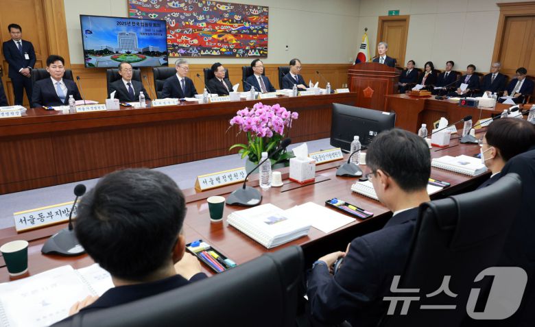 조희대 대법원장이 5일 서울 서초구 대법원에서 열린 전국법원장회의에서 인사말을 하고 있다. (공동취재) 2025.12.5/뉴스1 ⓒ News1 장수영 기자