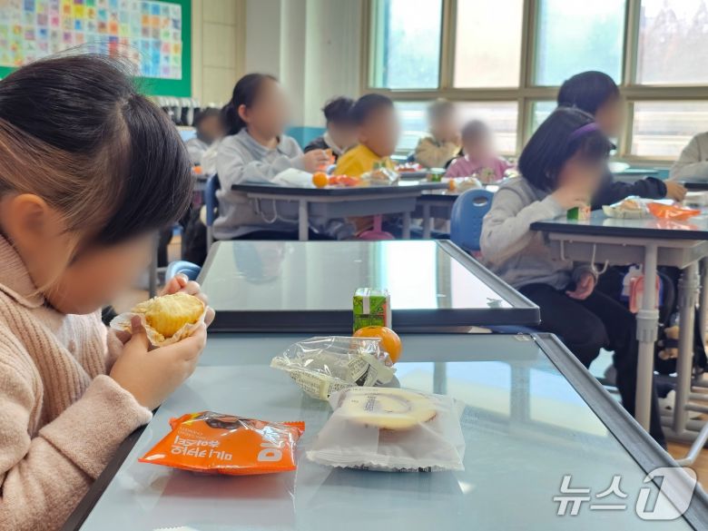 전국학교비정규직연대회의가 영남권 총파업에 돌입한 5일 창원 용남초등학교의 한 교실에서 대체 급식이 이뤄지고 있다. 2025.12.5 ⓒ 뉴스1 박민석 기자