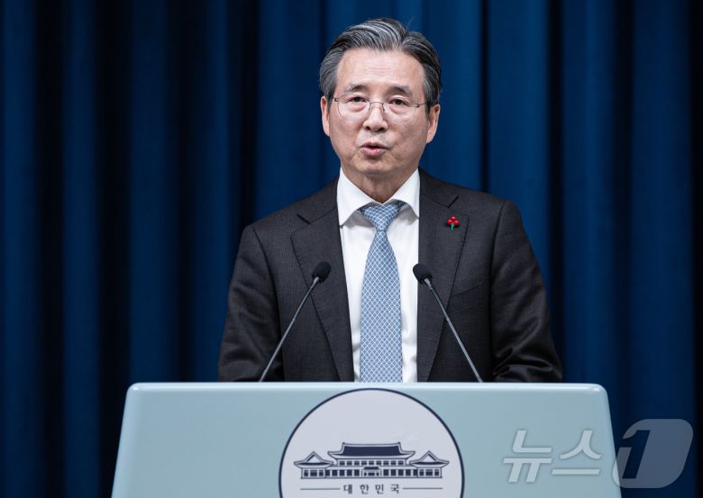 김용범 대통령실 정책실장이 5일 서울 용산 대통령실 청사에서 손정의 소프트뱅크그룹 회장 접견 관련 브리핑을 하고 있다. 2025.12.5/뉴스1 ⓒ News1 이재명 기자