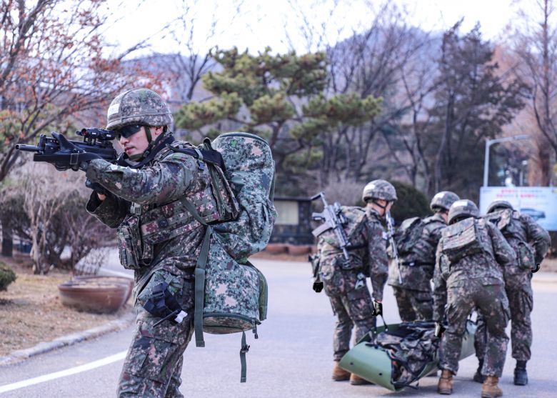 최정예 300전투원 대표선발을 위한 사단 경연대회에서  전투부상자처치 능력을 평가받고 있는 모습.(육군 제공)