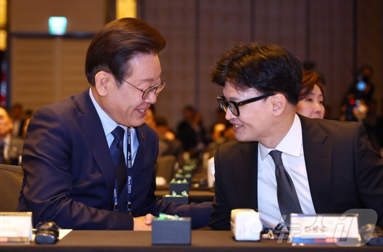 2024년 10월 23일 당시 이재명 더불어민주당 대표(왼쪽)와 한동훈 국민의힘 대표가 서울 종로구 포시즌스 호텔에서 열린 중앙포럼에서 인사를 나누고 있다. 2024.10.23/뉴스1 ⓒ News1 국회사진취재단