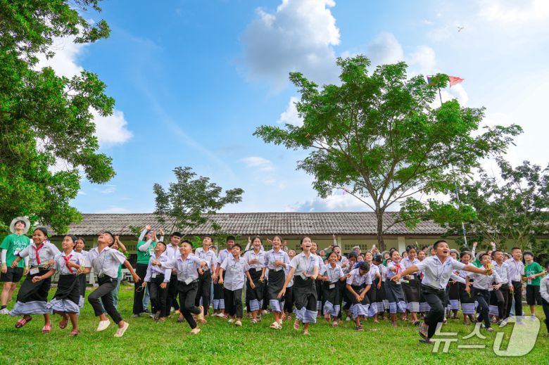 지난달 12일 교보다솜이글로벌봉사단과 라오스 방비엥에 위치한 힌후아쓰아 중고등학교 학생들이 운동장에서 함께 새총을 날리고 있다./사진제공=교보생명