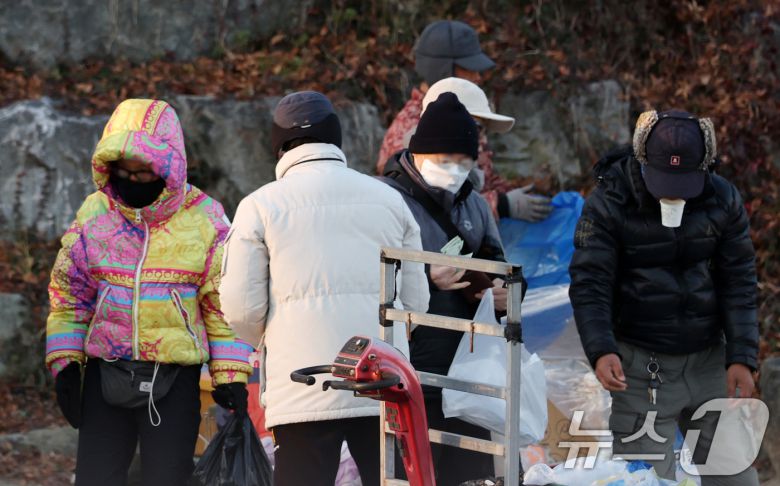 전국 대부분 지역이 영하권의 추운 날씨를 보인 3일 전북 전주시 남부시장 인근 도깨비시장에서 방한용품을 착용한 시민들이 장을 보고 있다. 2025.12.3/뉴스1 ⓒ News1 유경석 기자