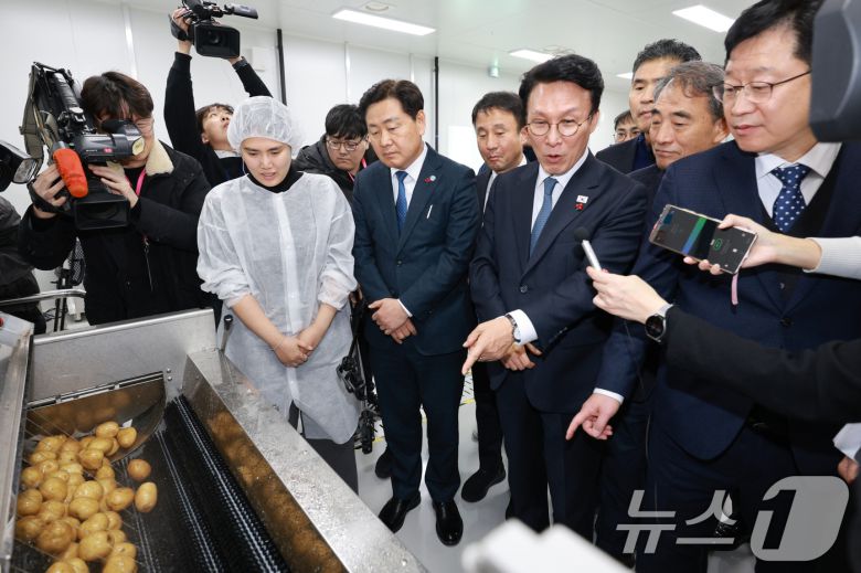 김민석 국무총리(오른쪽)가 5일 전북 익산시 한국식품산업클러스터진흥원 청년식품창업센터에 방문해 창업센터 시찰을 하고 있다. (전북사진기자단) 2025.12.5/뉴스1