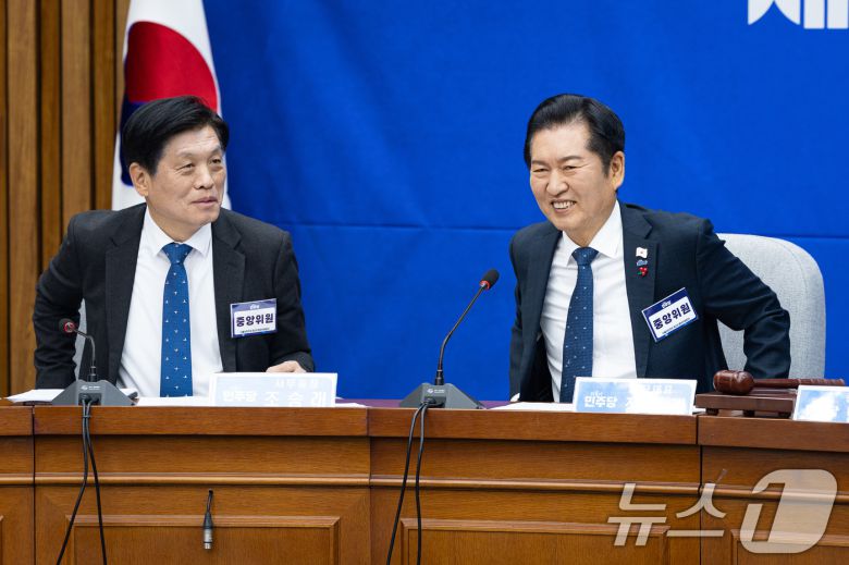 정청래 더불어민주당 대표와 조승래 사무총장이 5일 서울 여의도 국회에서 열린 제3차 중앙위원회의에서 대화하며 미소짓고 있다. 2025.12.5/뉴스1 ⓒ News1 유승관 기자