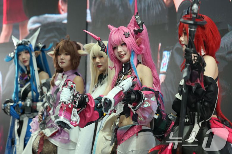 5일 오후 경기도 고양시 일산서구 킨텍스(KINTEX)에서 열린 '애니메이션 X 게임 페스티벌(AGF) 2025'에서 코스프레 이벤트가 진행되고 있다. 2025.12.5/뉴스1 ⓒ News1 황기선 기자