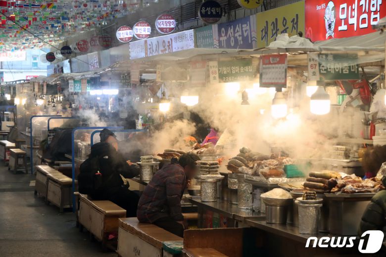 서울 종로구 광장시장 먹거리 상점에서 김이 피어오르고 있다. /뉴스1 DB ⓒ News1 황기선 기자
