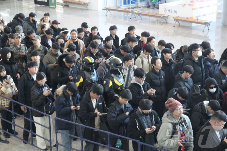 5일 오전 서브컬처 페스티벌  'AGF 2025'가 열리는 일산 킨텍스 제 1전시장 대기줄에 게임 캐릭터로 분장한 사람들이 섞여 있다. AGF 2025는 12월 5일부터 7일까지 일산 킨텍스에서 열린다.2025.12.5/뉴스1 ⓒ News1 김민재 기자