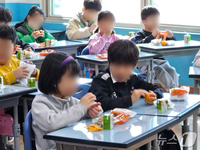 전국학교비정규직연대회의가 영남권 총파업에 돌입한 5일 창원 용남초등학교에서 대체 급식이 이뤄지고 있다. 2025.12.5 ⓒ 뉴스1 박민석 기자