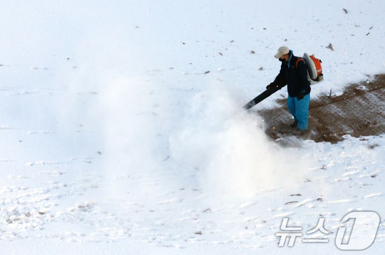 5일 서울 종로구 경복궁에서 관계자가 밤새 내린 눈을 치우고 있다. 2025.12.5/뉴스1 ⓒ News1 임세영 기자