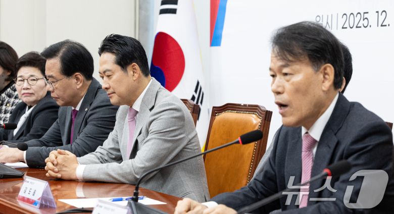 장동혁 국민의힘 대표가 5일 서울 여의도 국회에서 열린 '혼용무도' 이재명정권 6개월 국정평가 회의에서 윤한홍 의원의 발언을 듣고 있다. 2025.12.5/뉴스1 ⓒ News1 이승배 기자