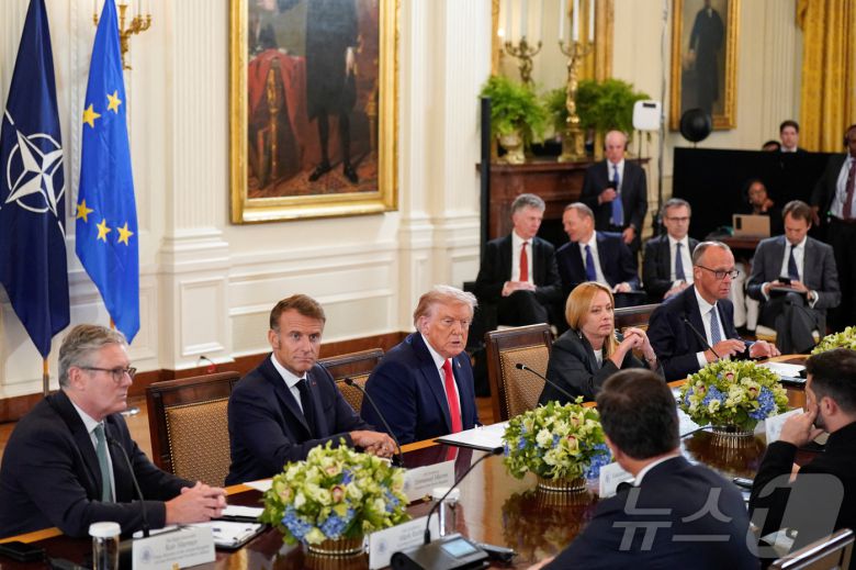 도널드 트럼프 미국 대통령이  8월 18일(현지시간) 백악관에서 에마뉘엘 마크롱 프랑스 대통령과 키어 스타머 영국 총리 등 유럽 정상들과 다자 회담을 열고 우크라이나 전쟁 종식 방안을 논의하고 있다. 2025.8.18./뉴스1 ⓒ 로이터=뉴스1 ⓒ News1 이창규 기자