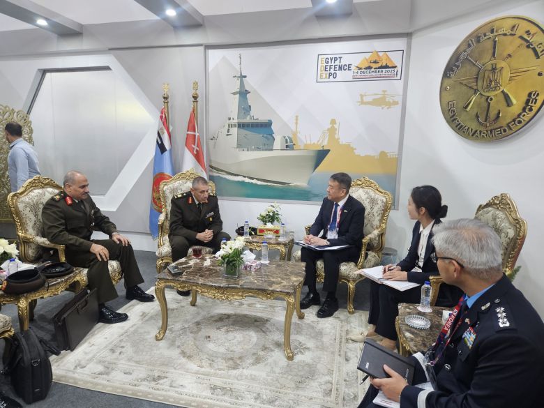 방극철 방위사업청 기반전력사업본부장과 모하메드 아들리 압둘 와헤드 이집트 국방부 전력국장이 양국 방산협력 현안을 논의하고 있다.(방위사업청 제공)
